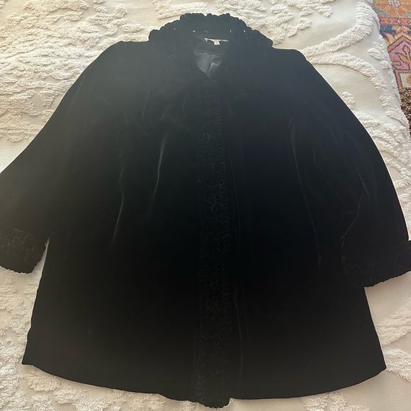 GORGEOUS BLACK VELVET JACKET WITH EMBELLISHED ACCENTS SIZE LARGE - Picture 2 of 8
